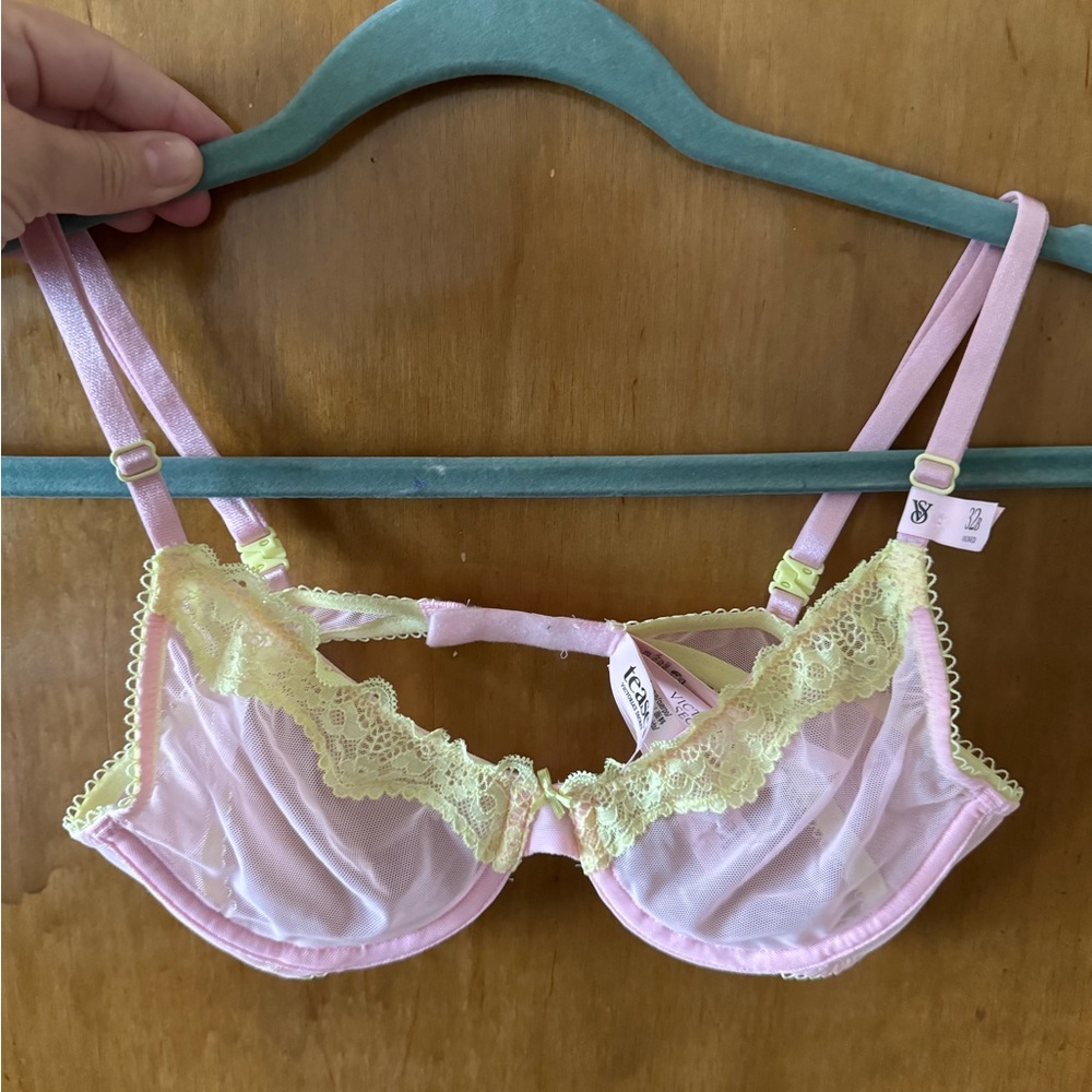 VS Light Pink bra with Yellow details size 32B NWT